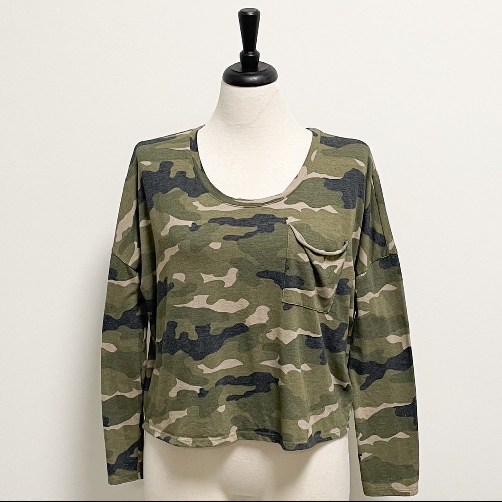 Express Camo Camouflage Top Medium Shorter Length Boxy Cut Pocket Long Sleeve
